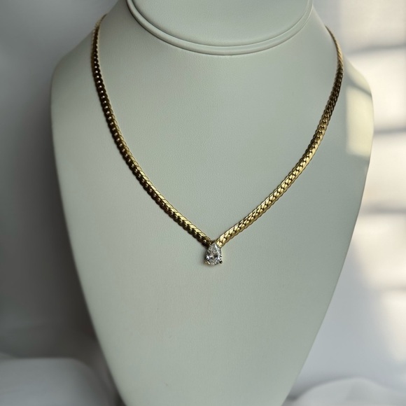 Elegant Gold Necklace with Cubic Zirconia Pendant - Picture 1 of 4